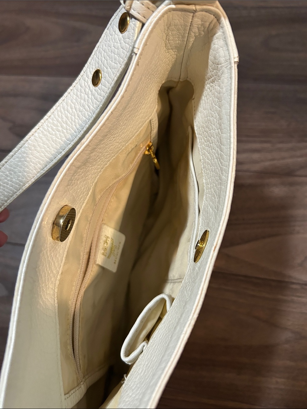 MCM Ivory Leather Shoulder Bag with Gold Plaque Germany - Picture 10 of 11
